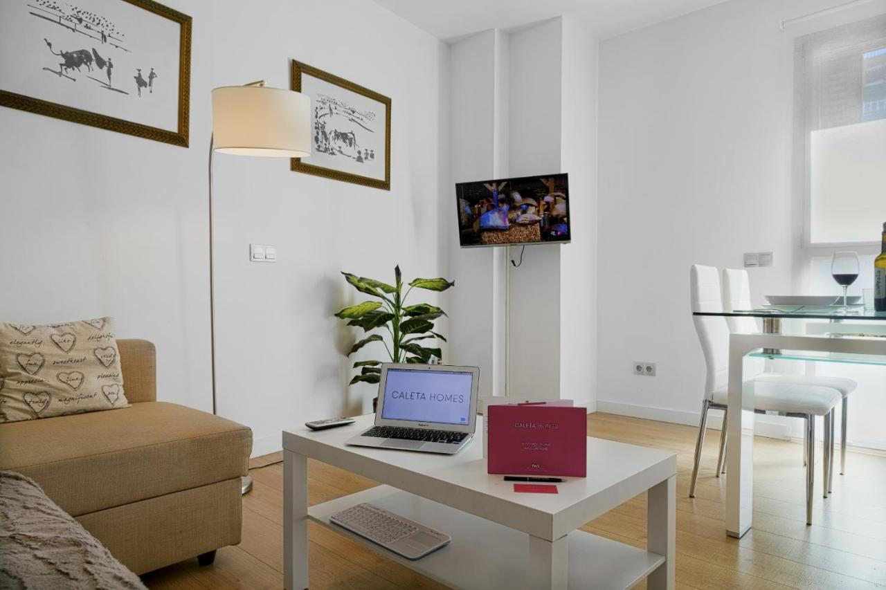 Caleta Homes - Apartamentos Pompidou Malaga Luaran gambar